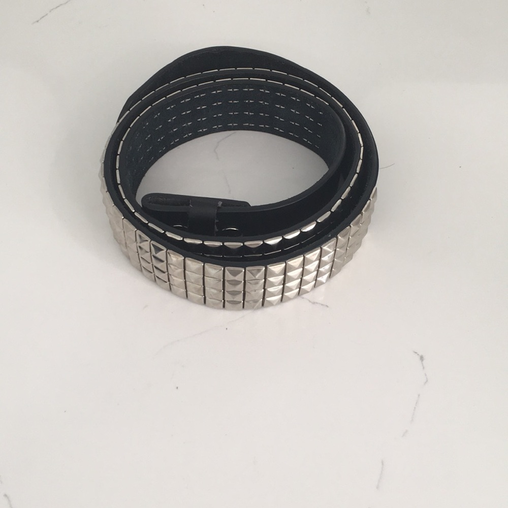 Black and silver customizable belt.